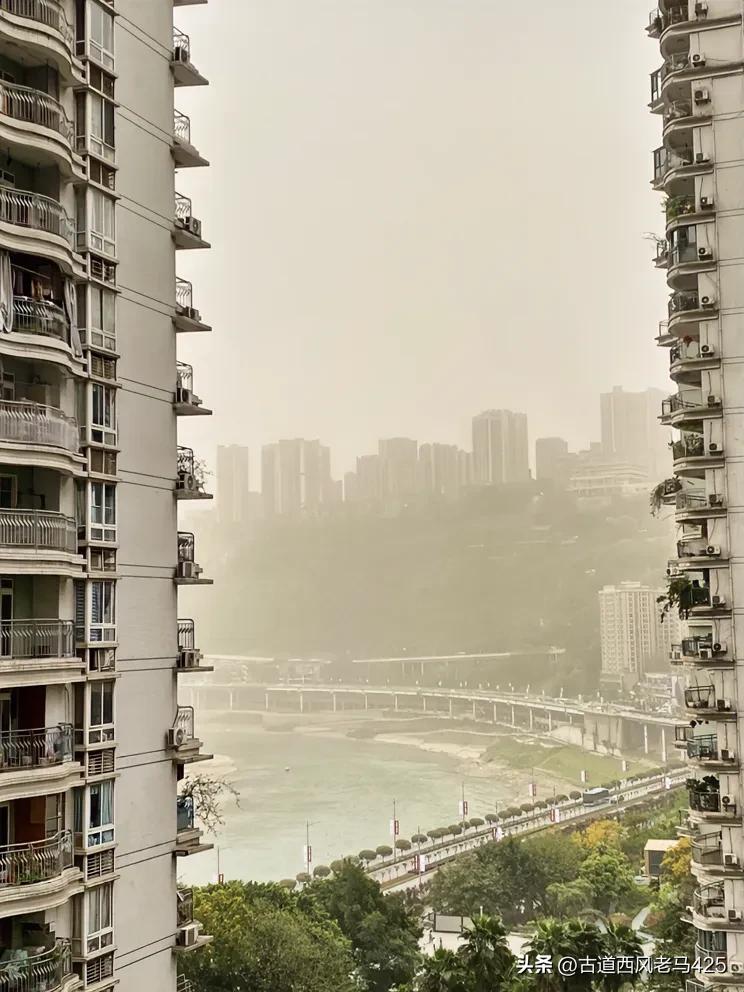 四月十二号，人间最美四月天，沙尘暴袭击我大重庆！

今晨起床，阳台外天呈黄色。人