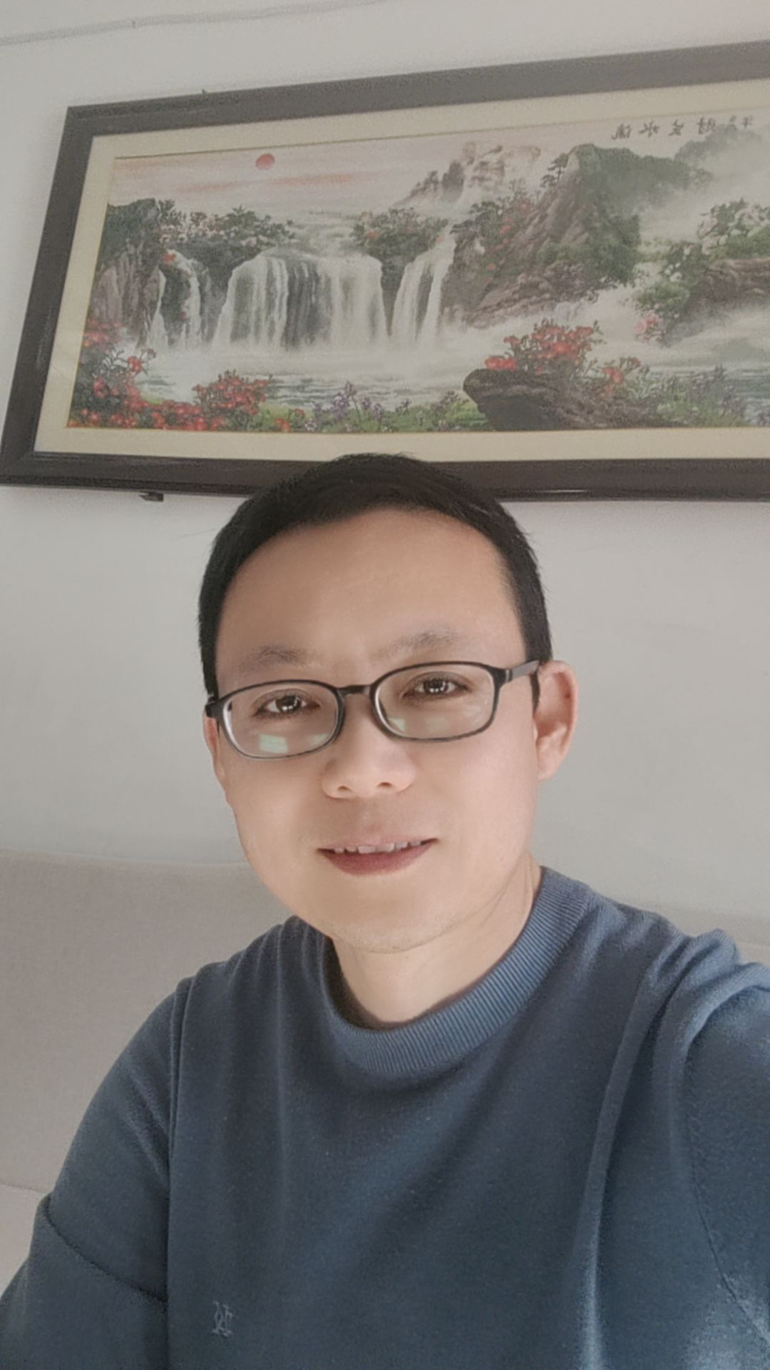 戴眼镜的我祝亲们每天都开心快乐