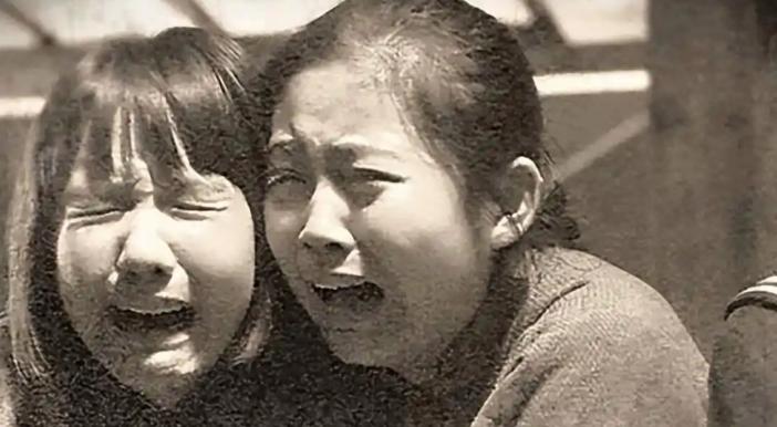 1940年，18岁的袁竹林惨遭日军凌辱，不久她怀孕了，日军得知消息之后，强迫她脱