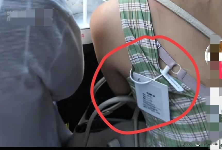 有的女生穿着这个就出门了，
现在女生都在网上白票衣服，
穿后在退货退款。
现在看