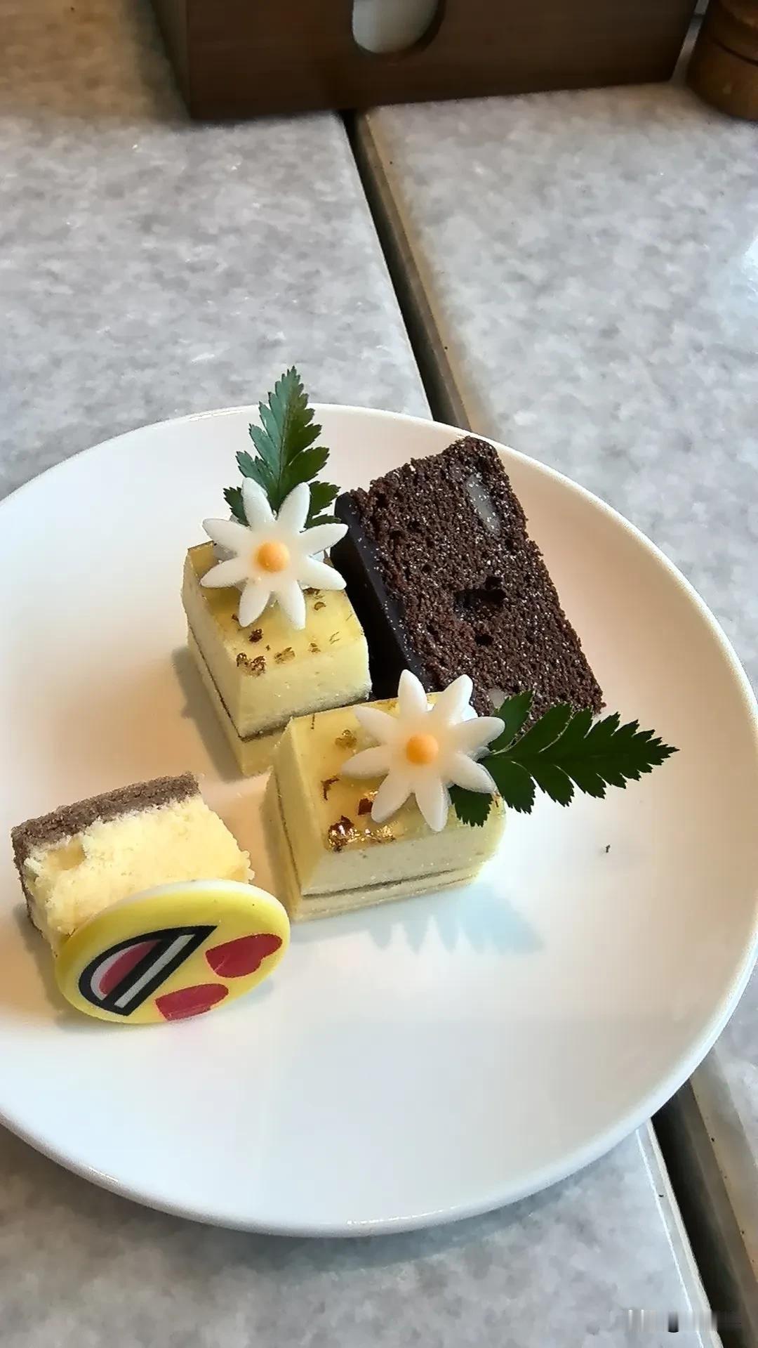 晒晒最爱美食戳这里，一起领红包>体验五星级酒店的自助餐，精美的甜点，酥香的羊排，