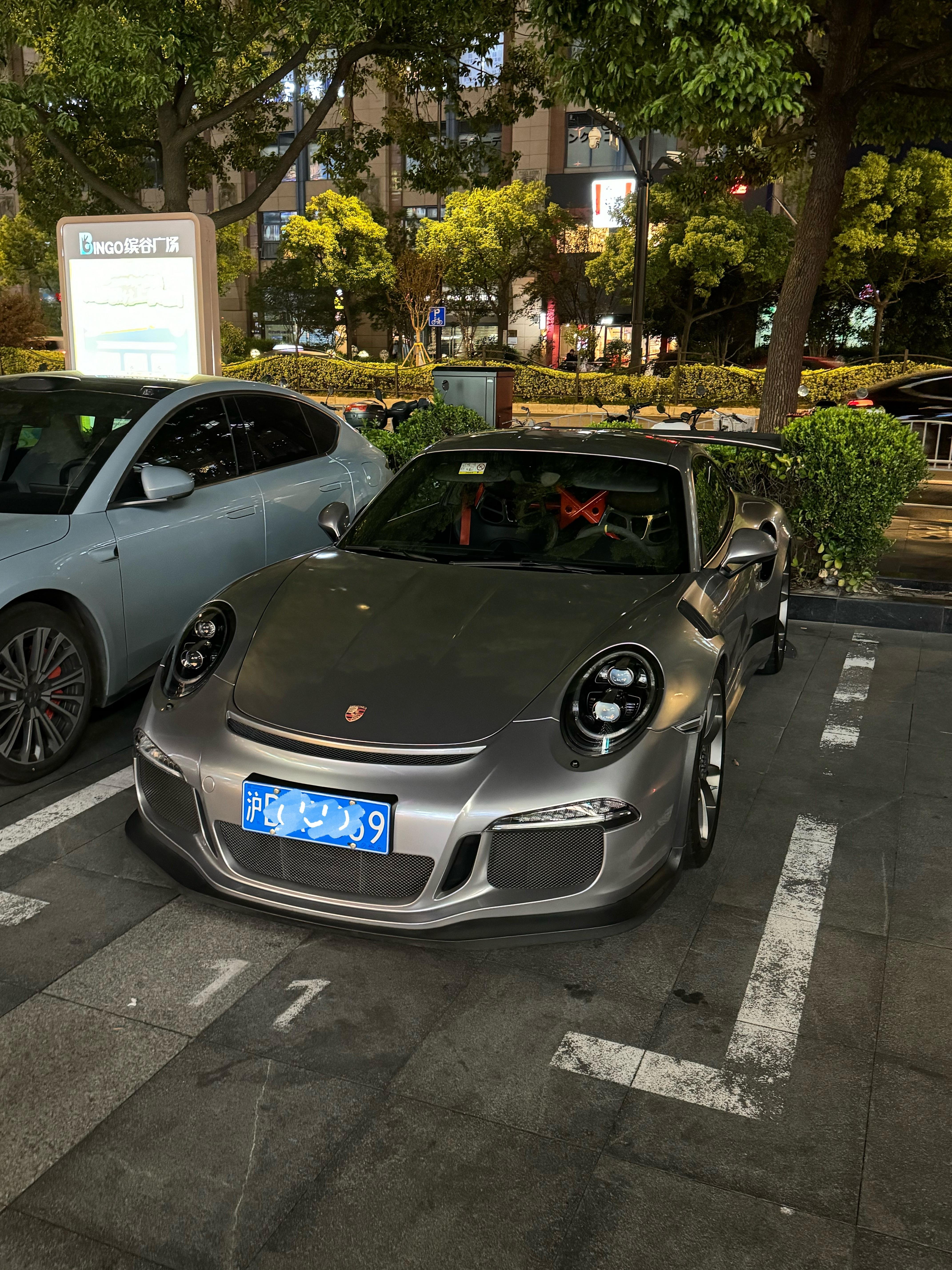又遇到一台狠车嘛，保时捷 911 GT3 RS，红红的防滚架真特么帅[吃瓜][吃
