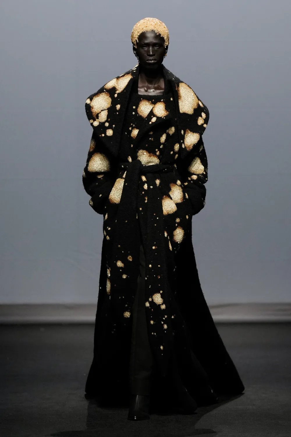 Robert Wun Fall 2025 Couture.在暗黑童话里燃烧的炙热