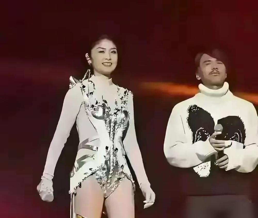 别再吹陈慧琳勇敢了。
我告诉你，一个53岁的女人穿成这样，跟做自己没半毛钱关系