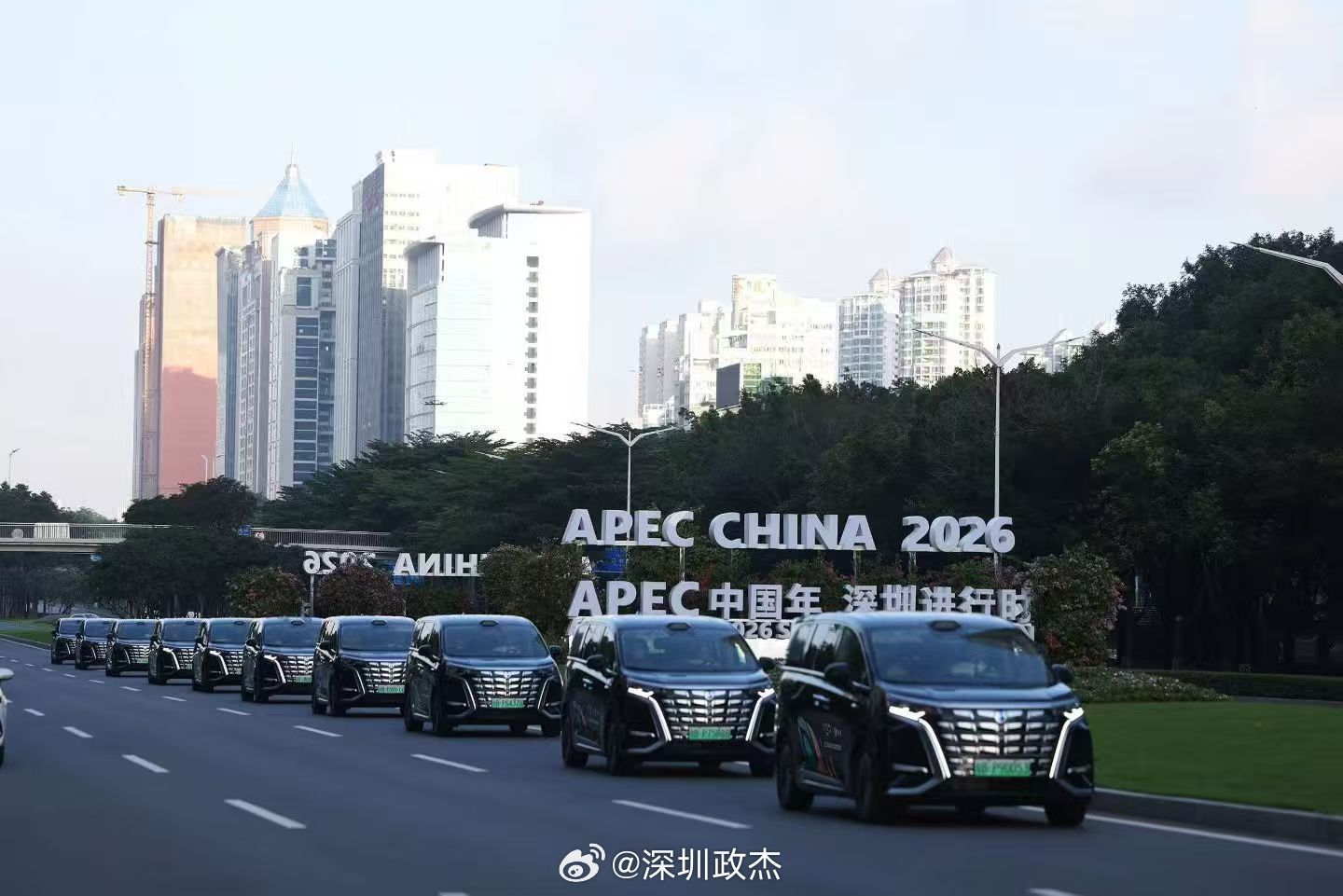 红旗国悦礼宾车3.0t V6发动机+比亚迪腾势D9。红旗国悦直接取代考斯特。  