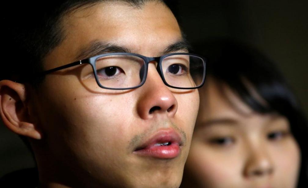 可笑，为争取轻判，祸港乱中骨干分子黄之锋当庭认罪，其辩护律师拿祸港乱中大头目黎智