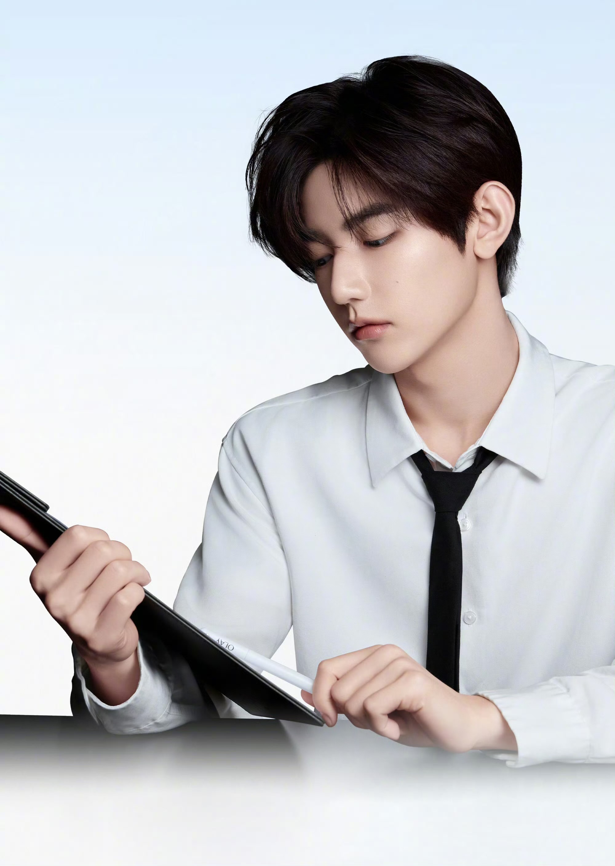 #章昊[超话]##章昊白衬衫look##章昊穿白衬衫#章昊穿白衬衫好帅！ ​​​