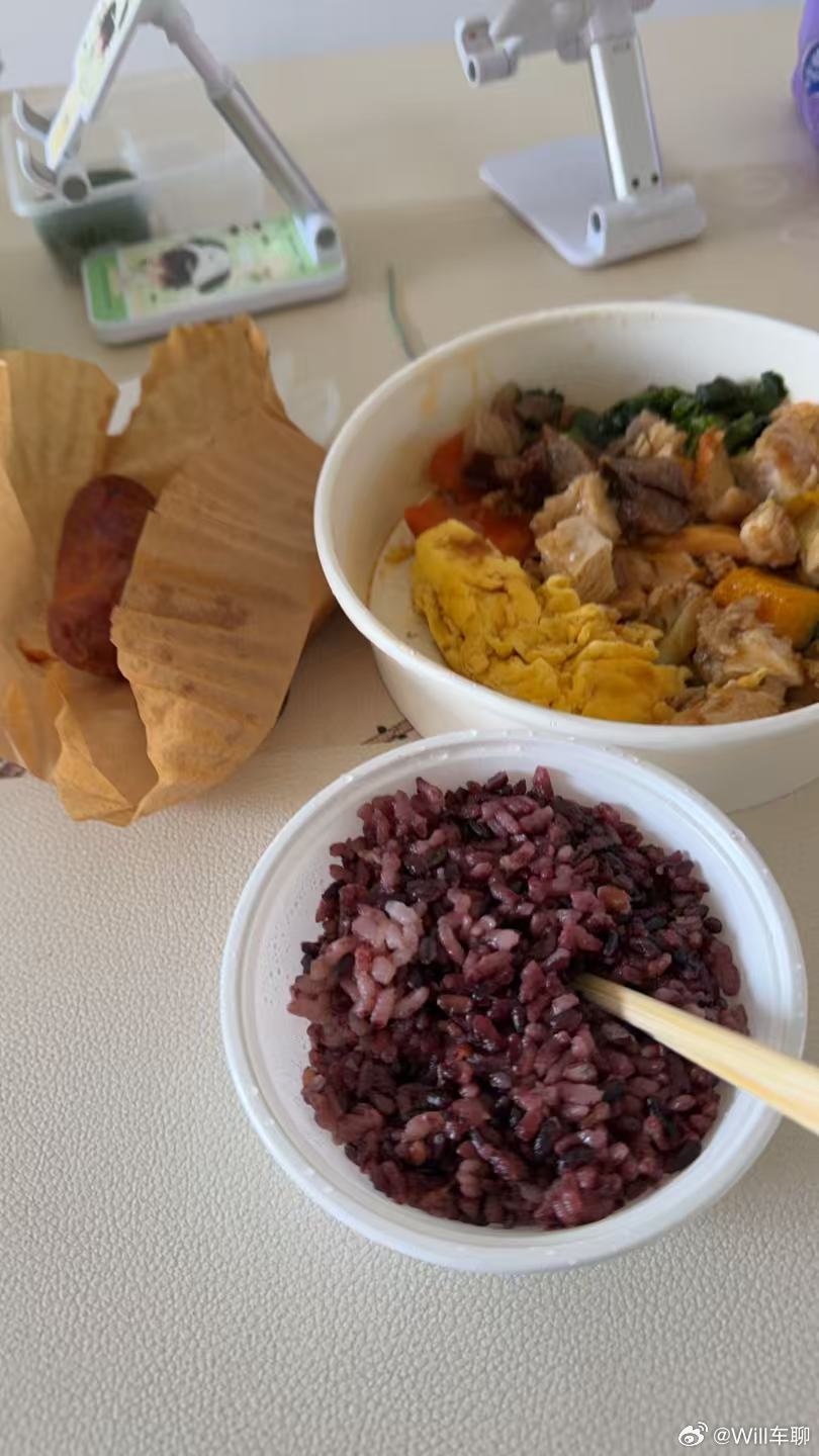 早上燕麦，中午健身餐。前天去体检，体重比去年底涨了6kg……血脂和尿酸都飙升了，