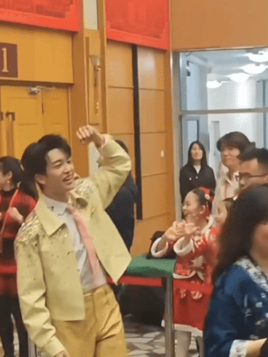 黄子弘凡春晚e人 台下社交小达人实锤！和宋威龙畅聊面食默契满分，后台互动也太有梗