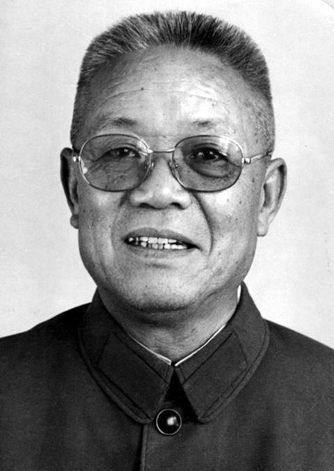 1981年韩先楚返乡探亲，遇发小闲聊，对方直言：你这官咋当的

1981年1月3