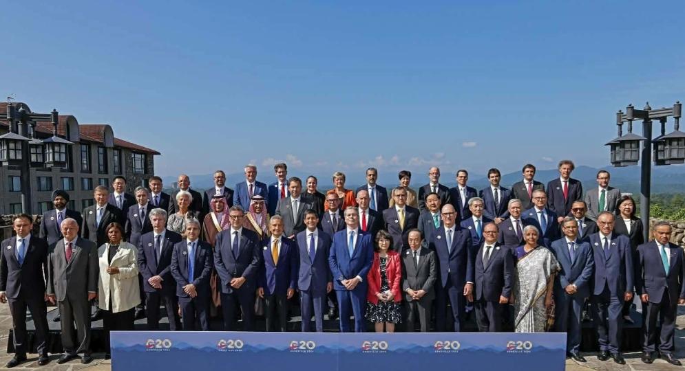 G20合照日本站C位、中国靠边？看懂贝森特的心思，就不气了。

G20这种级别的