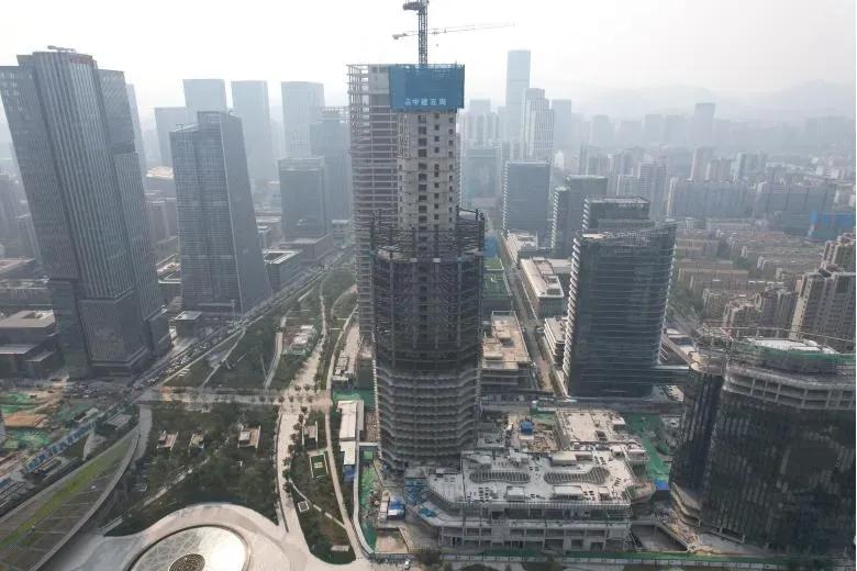 济南真的要修一条合适跑马拉松的大通道了，毕竟封经十路的代价太大，对普通民众影响太