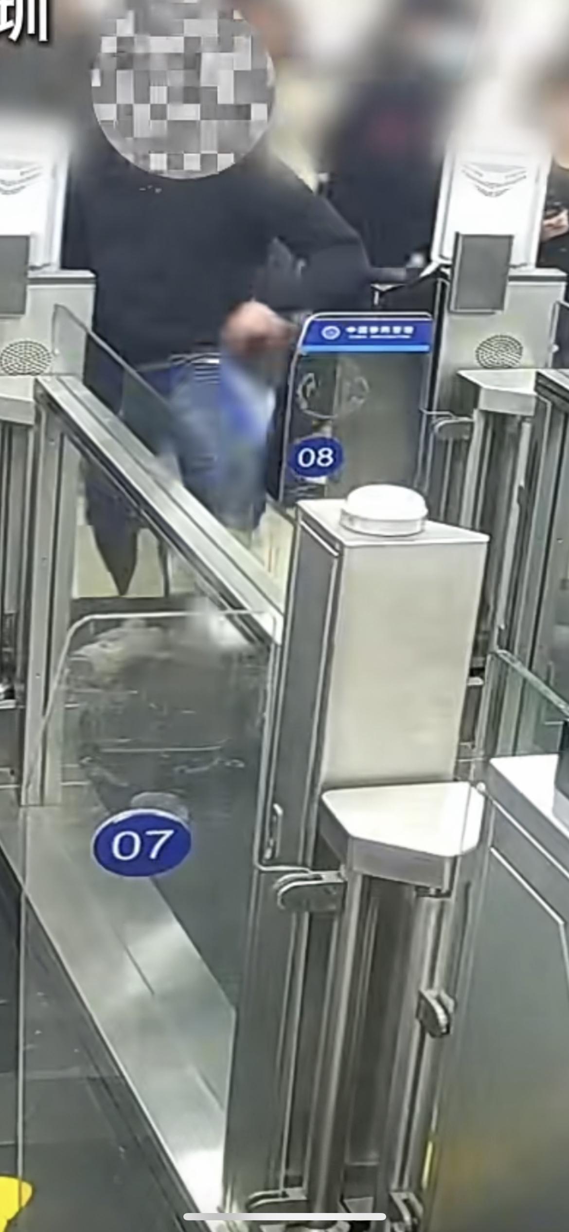 近日广东深圳，男子酒后嚣张踹设备，看见警察瞬间清醒：“我饮了酒，不小心搞坏了警察