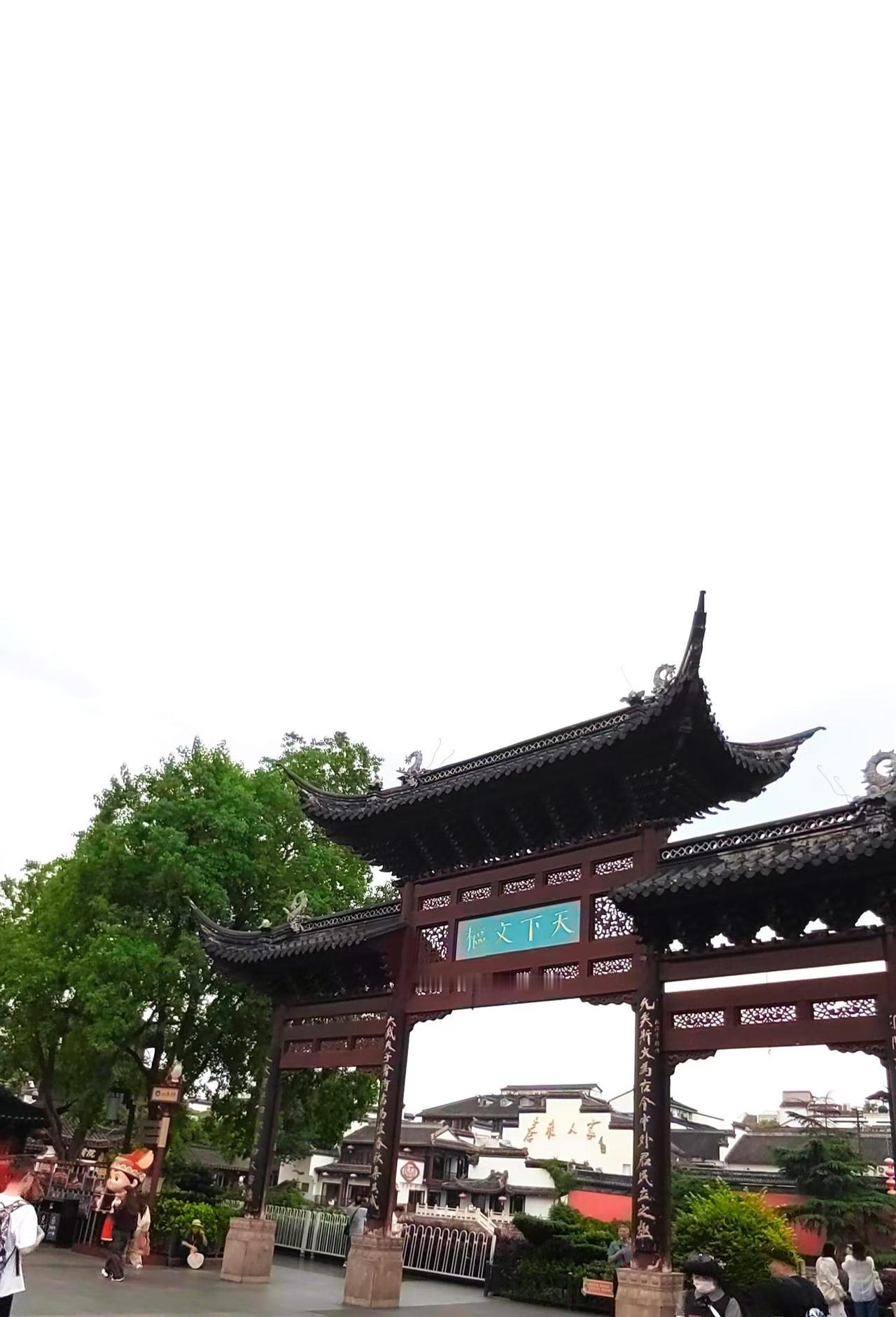 四七大剧，精彩一幕——亮伞。
剧中女主自称躺着赢，为什么能躺着赢，她说有两把伞。