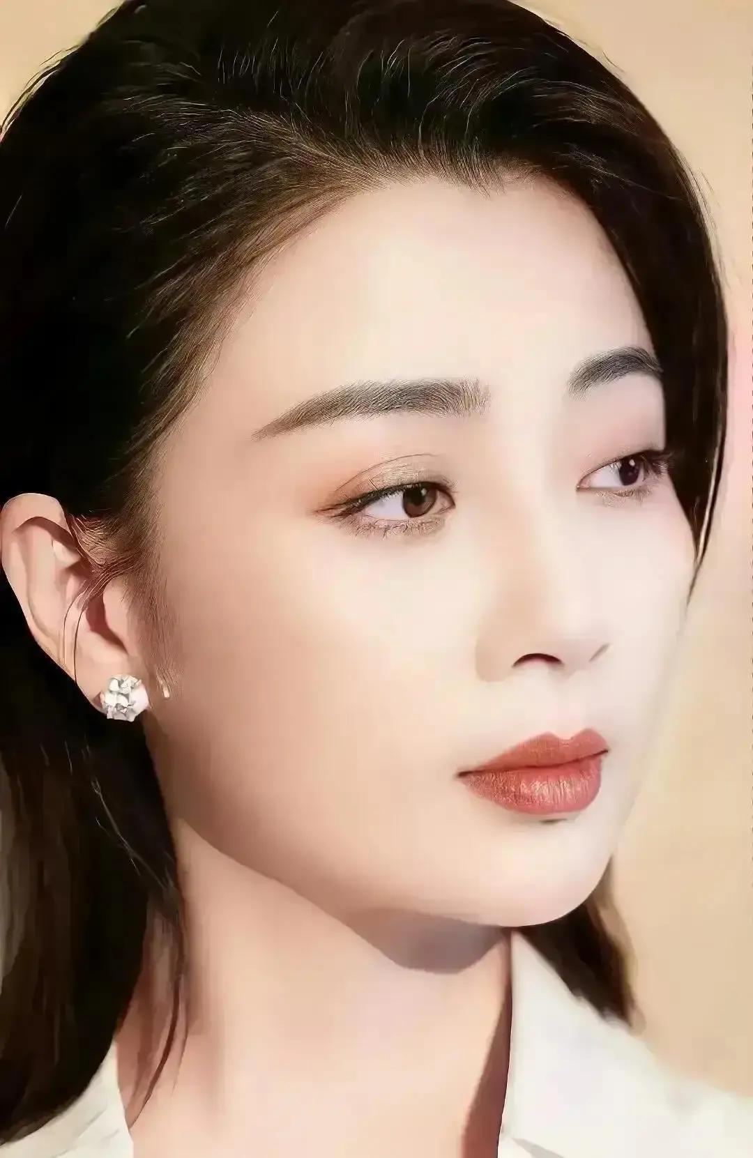 42岁6次分手，母亲急哭
 
殷桃把婚事拖成连续剧。长辈眼里的黄金剩斗士，自己活