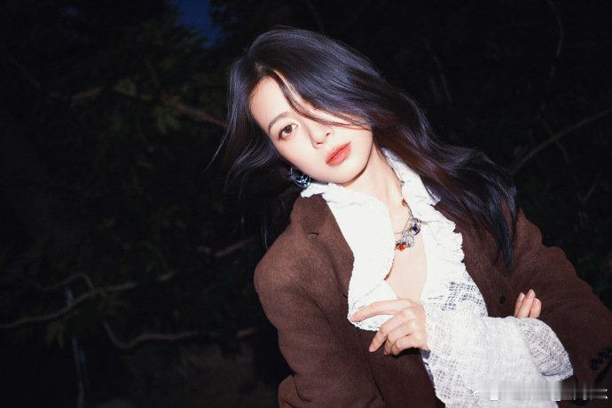 张予曦赵昭仪演我逛街这就是我和我闺蜜逛街的复刻版吧！张予曦赵昭仪买明信片，进店看