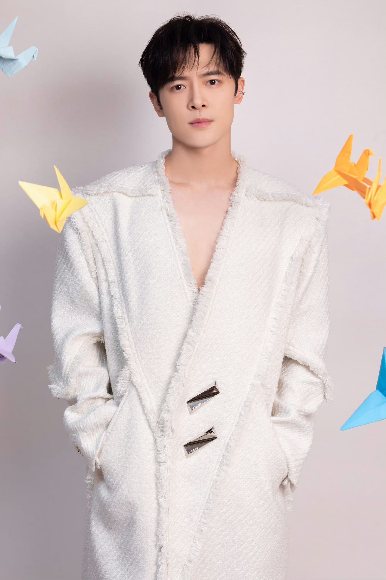 #付辛博情人节千纸鹤送春大片#付辛博的状态好好啊，尤其是手持千纸鹤的样子真的很帅