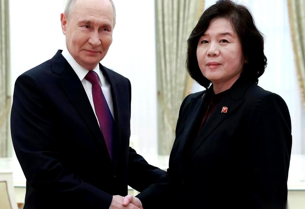 最近从俄乌前线传出的一阵风声，让美西方以为自己终于熬到了转机。
过万名朝鲜精锐跨