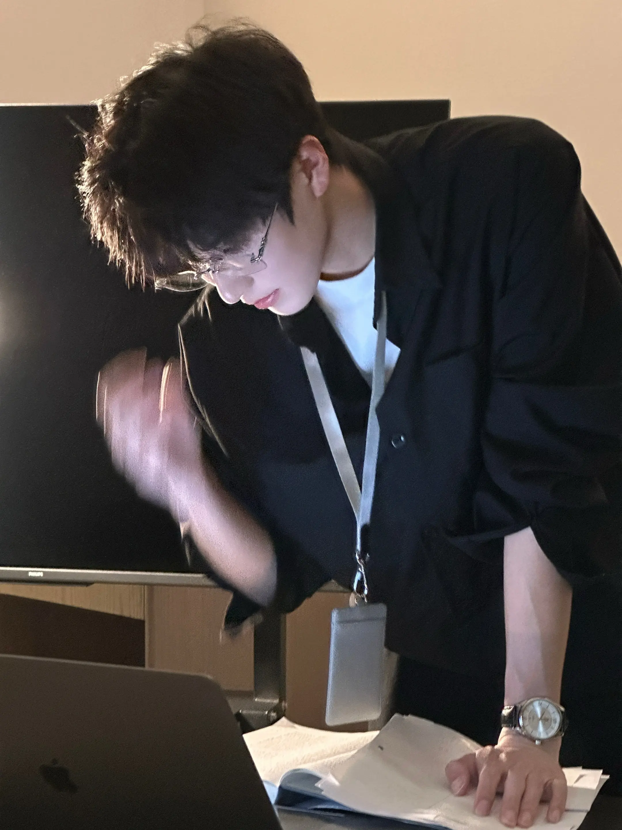 “嗯？告诉我 在你面前怎么严肃得起来”