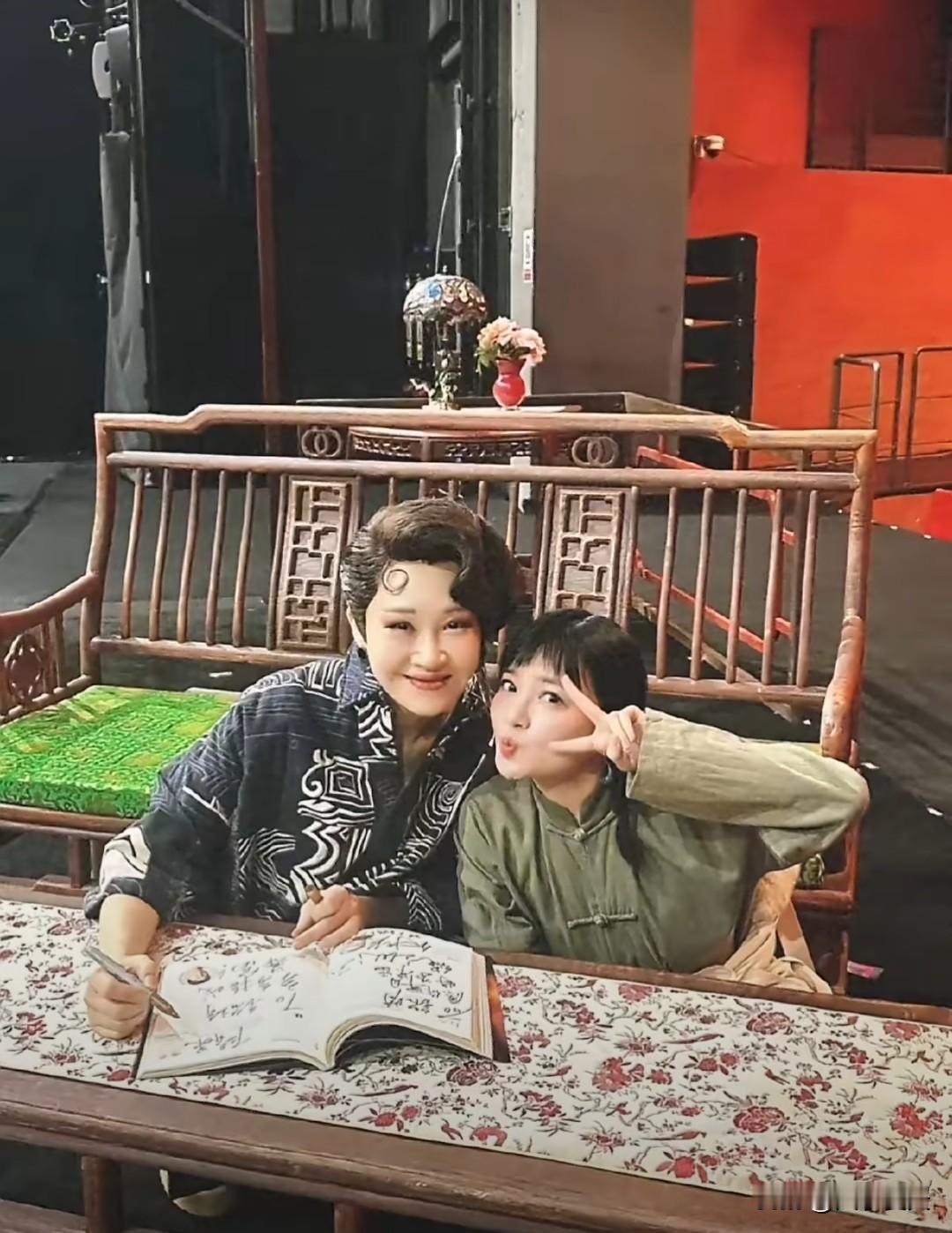 56岁的许晴，演话剧的时候，在后台和同剧组的演员合照，头上戴着假发套，身段又细又