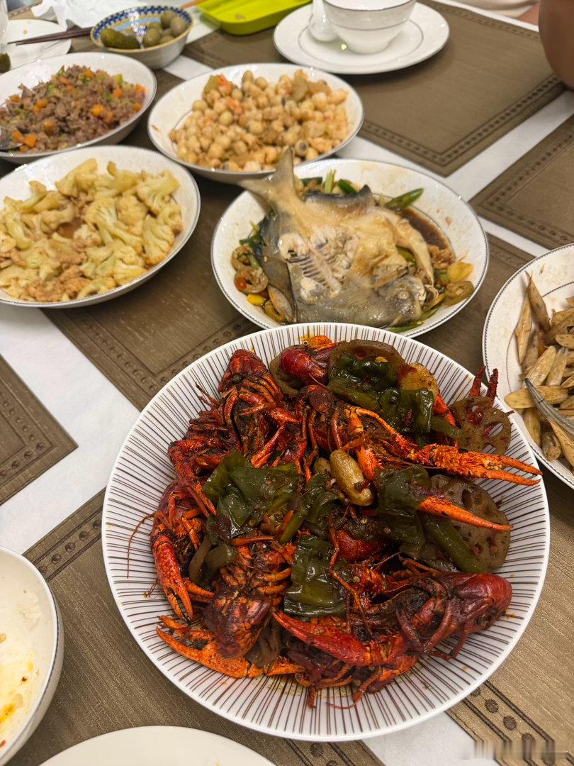 晚上带着狗子们下楼串门，已经吃过晚饭忍不住吃了好几只小龙虾。发现小薇是标准的长方