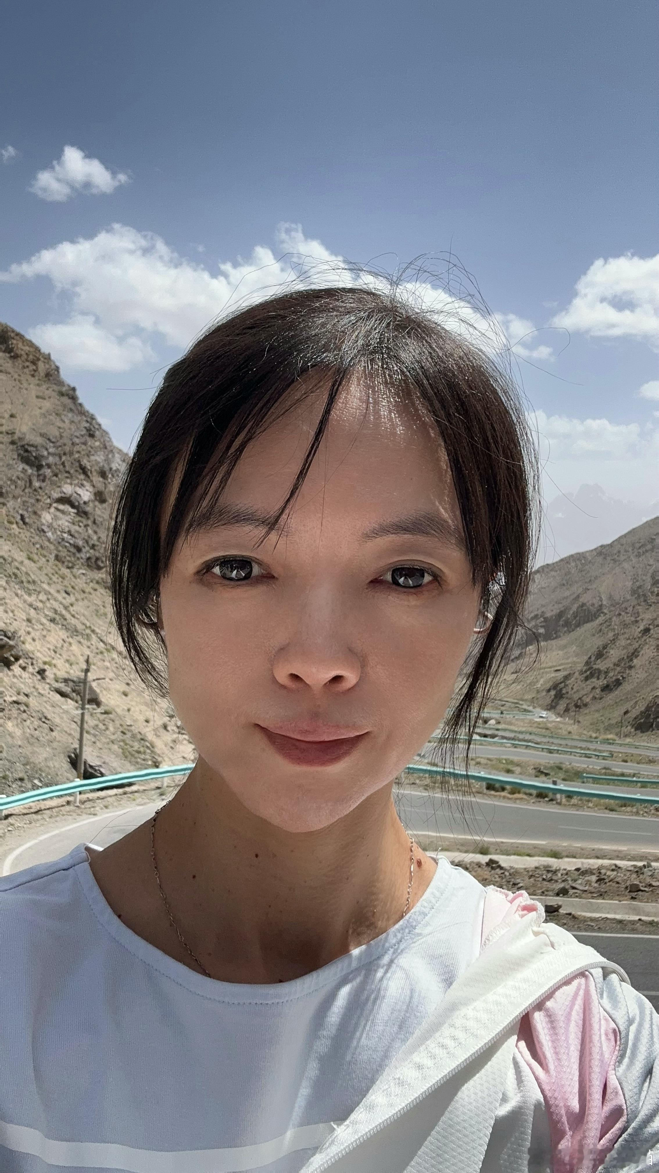 为了盘龙古道，我们先开过了我身后这无数的盘山道，从海拔3600米又上到了海拔42