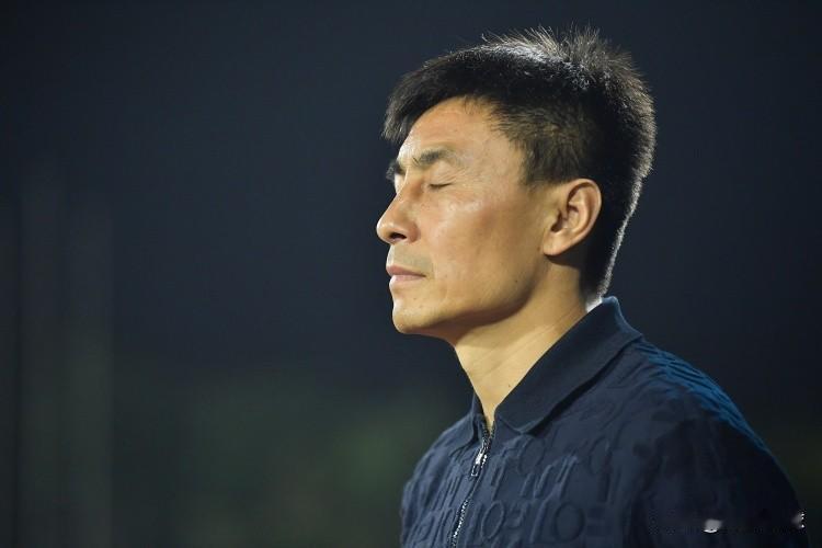 中国足坛有一名本土少帅横空出世，中生代的本土教练李玮峰带领中甲宁波队取得8轮不败