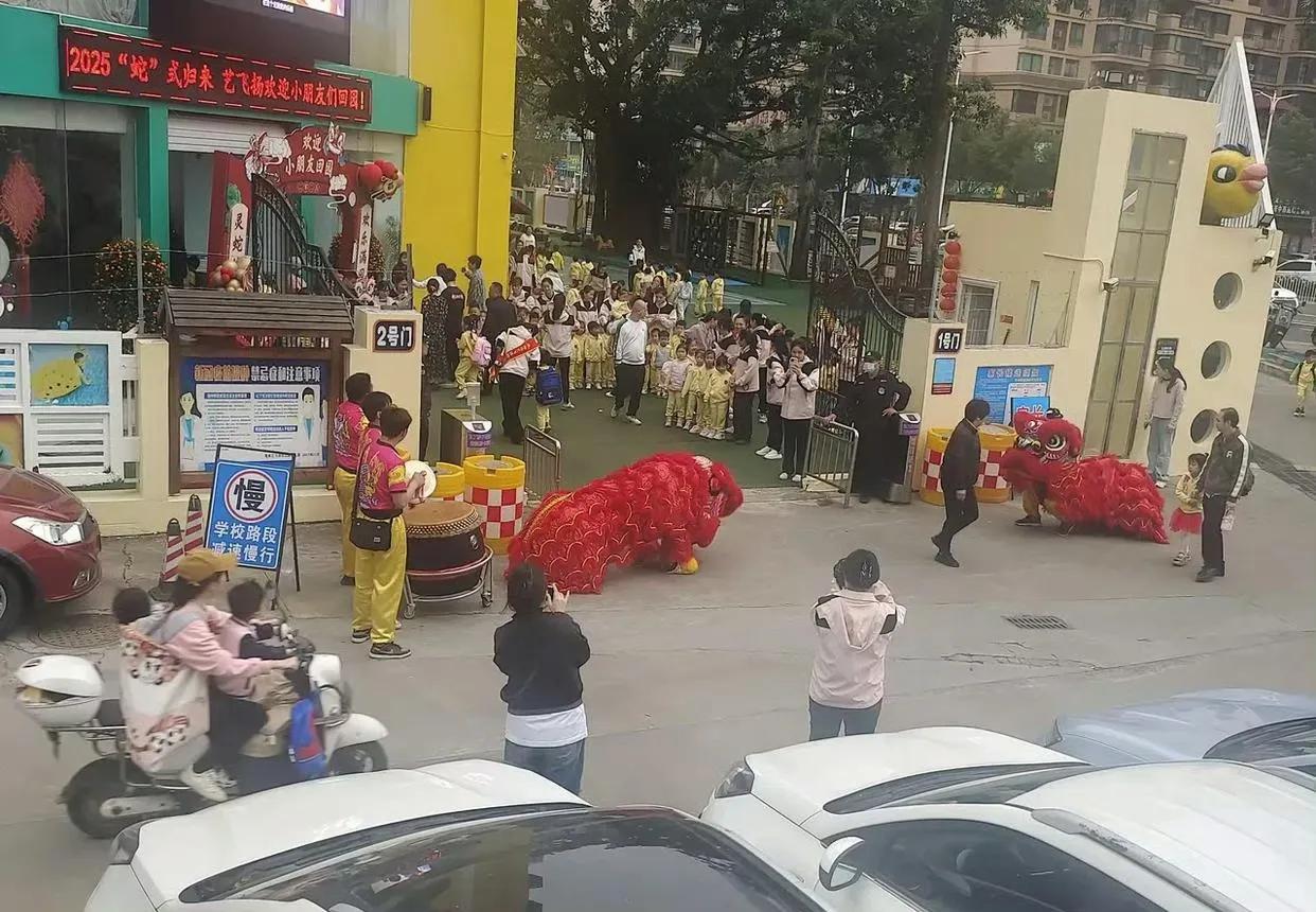 幼儿园开学搞得跟商场大酬宾抢生意一样

出生率降低，幼儿园越来越难做了，尤其是私