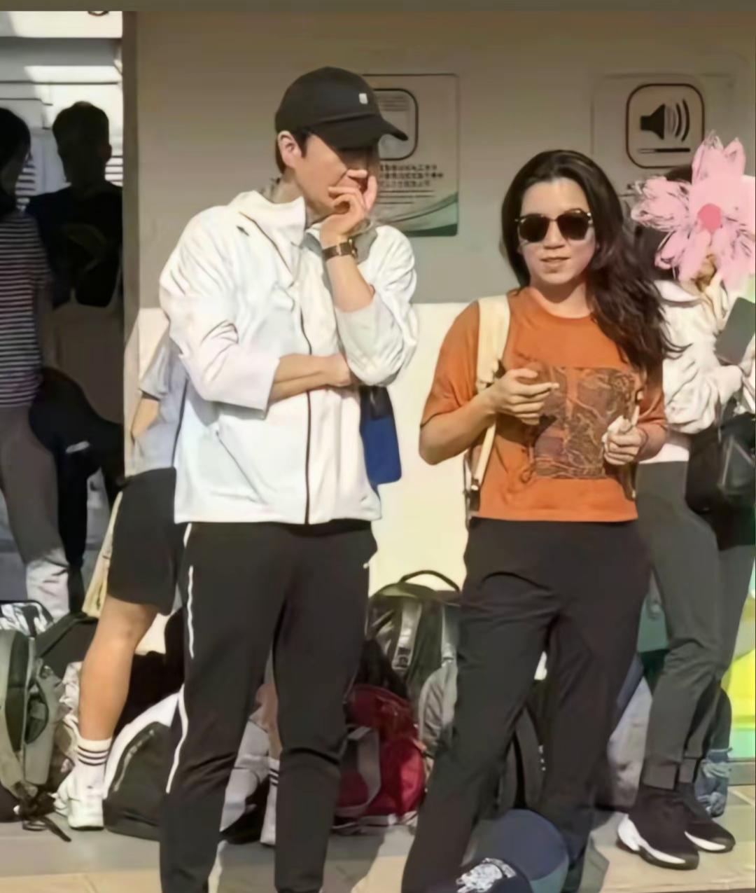 黎明娶了两个女人，
结果完全不一样，
头一个乐基儿，
混血模特，
长得漂亮，
四
