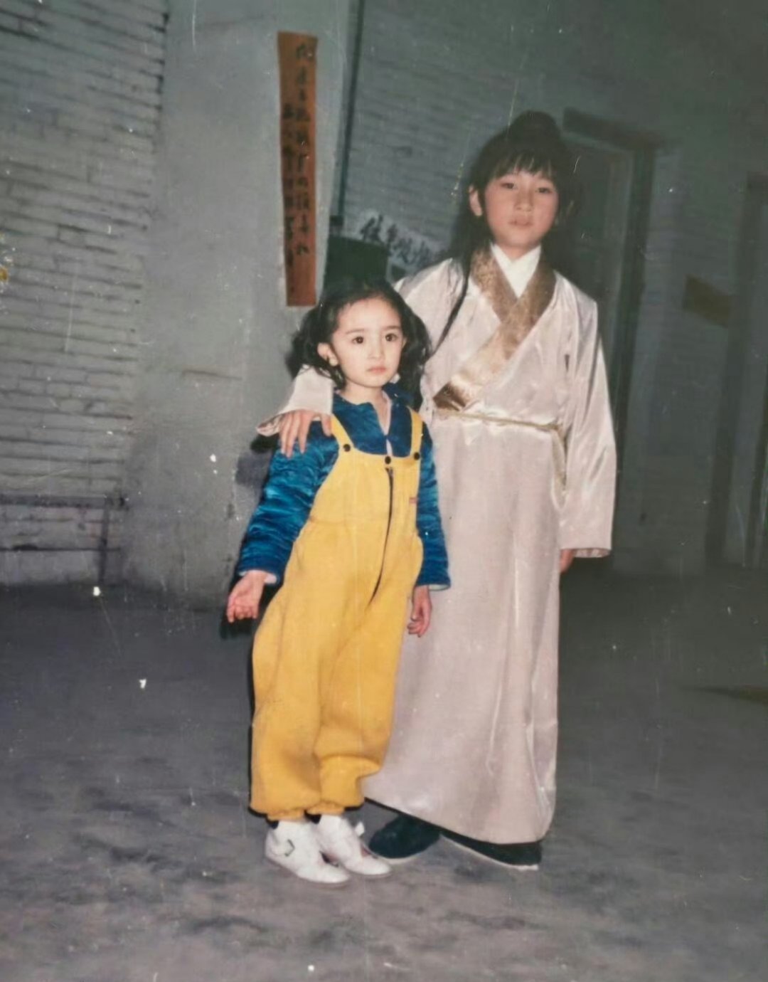 杨幂唐明皇未公开旧照 原来杨幂的童星起点这么早！《唐明皇》时期的幼崽旧照，是当年