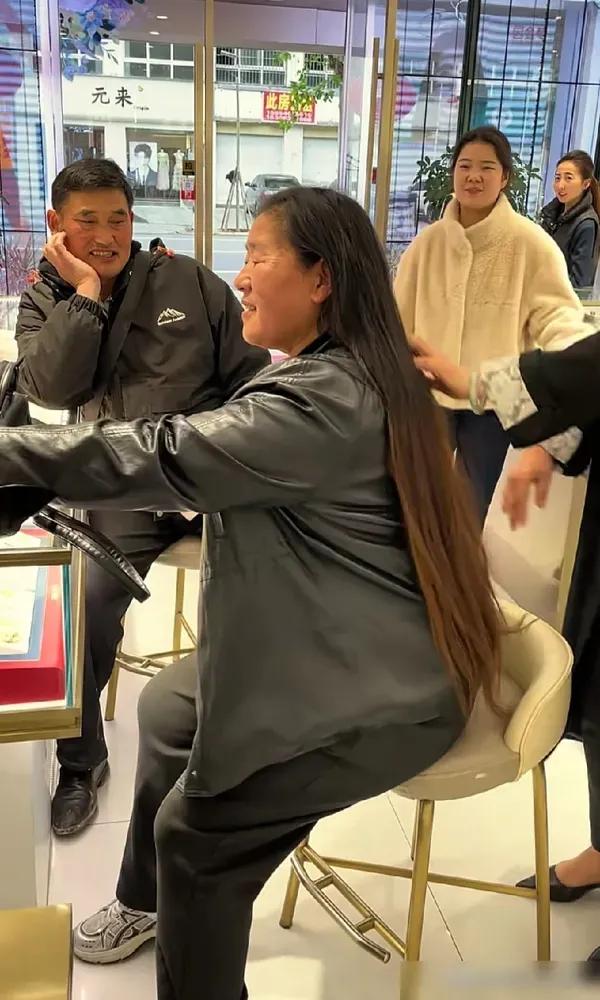 理发店刷卡买贵吓人的头饰，农民歌唱家大衣哥是大衣嫂移动提款机
最近有段关于大衣哥