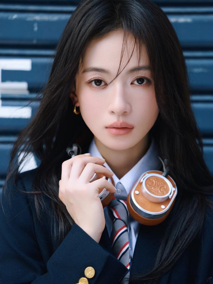 吴谨言今天是学姐风吴谨言放大学我高低暗恋四年 吴谨言今天的风格真的是美美的学姐风