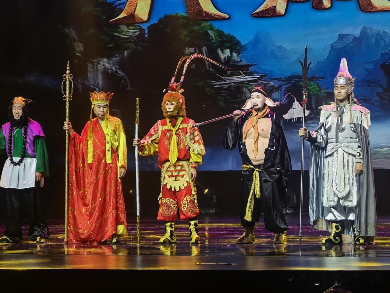 带孩子去庄里大剧院观看《大闹天宫》演出，演员们十分敬业，很能调动小朋友们的情绪！
