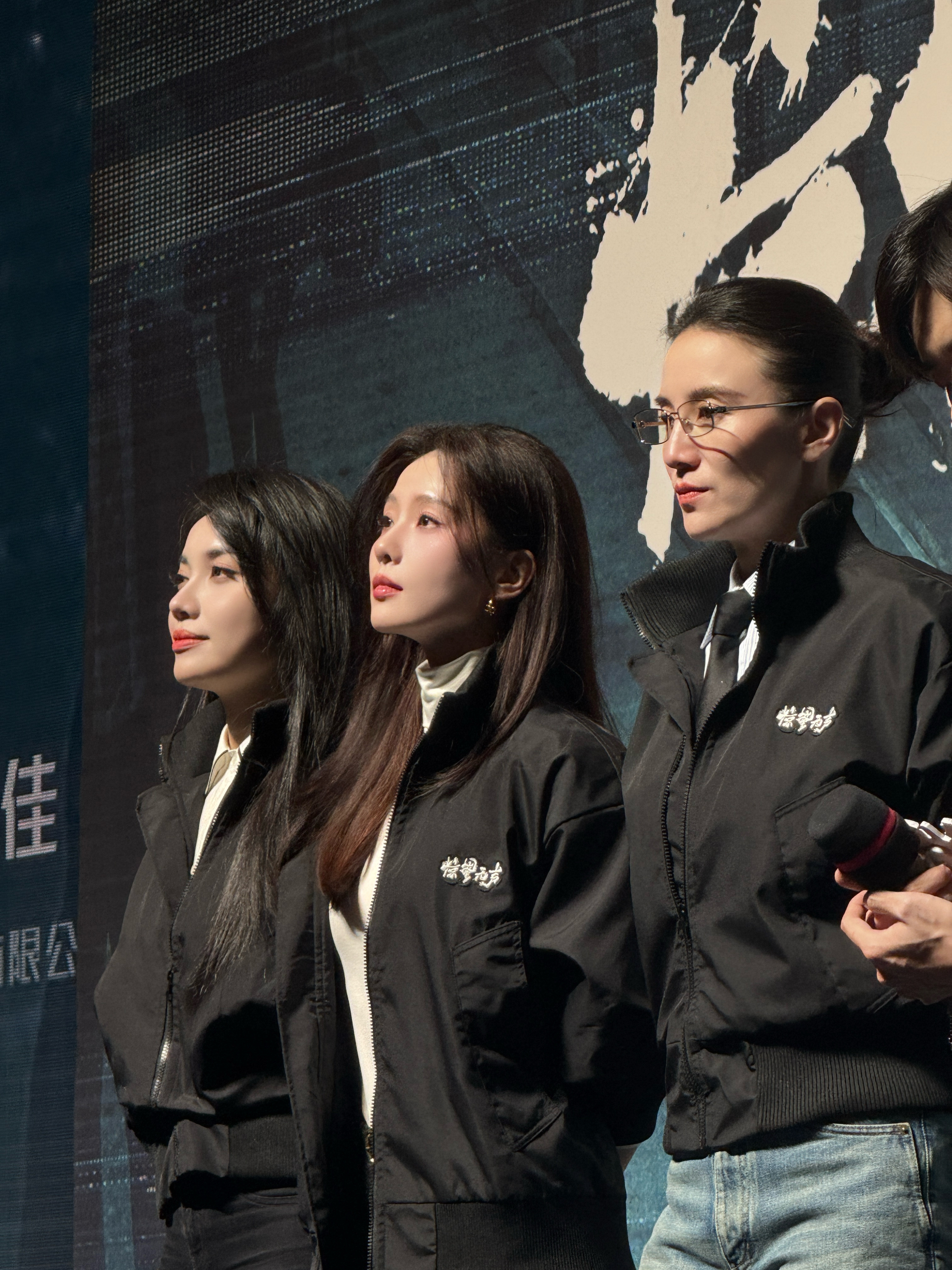 惊蛰无声路演好美的侧颜 