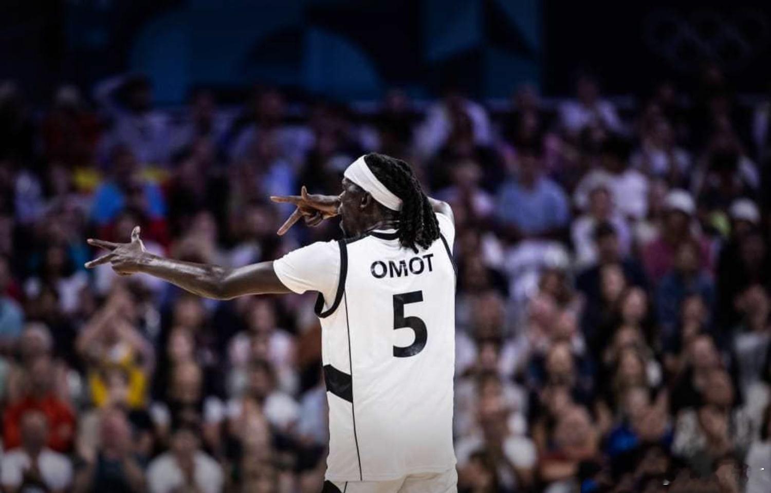 忘了说了，奥莫特成为队史第14名5号球员，这个魔咒号码....咱就当以毒攻毒了