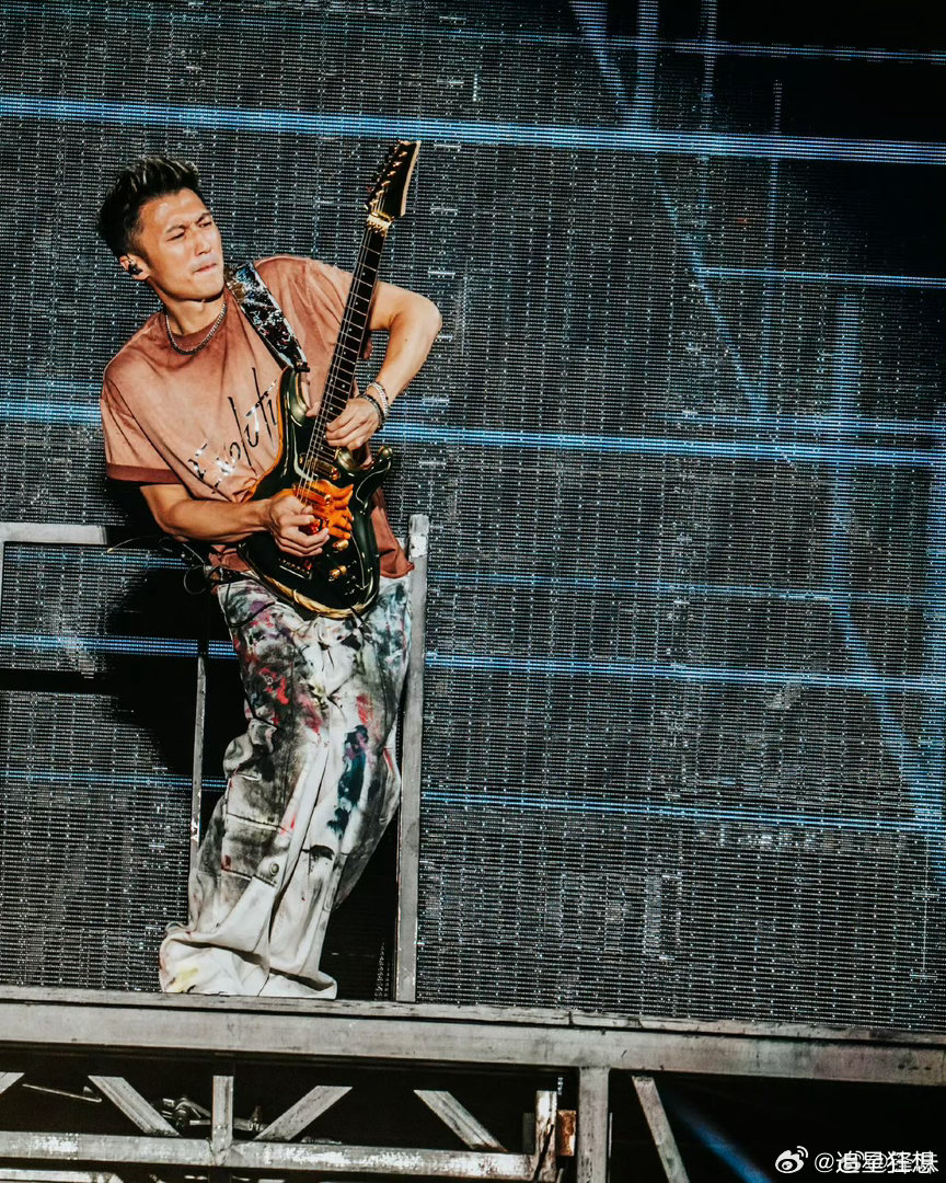 谢霆锋推倒重来MV谢霆锋的新歌够狠：不修修补补，直接推倒。不拖泥带水，立刻重来。