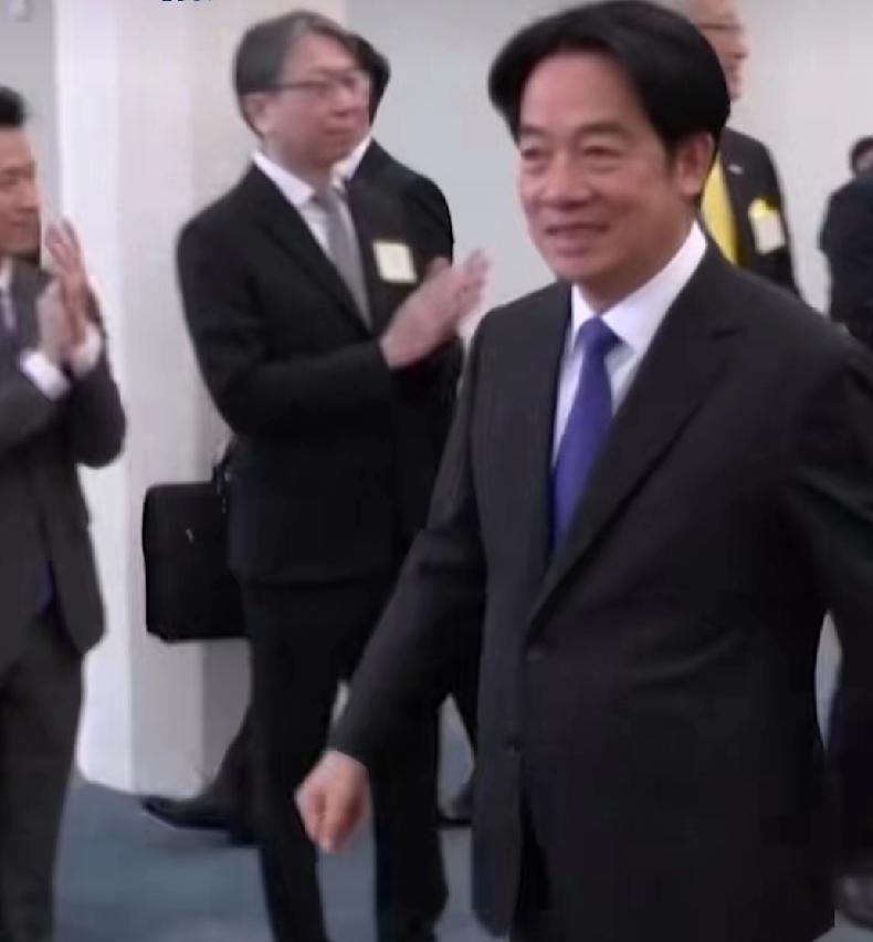 赖清德就是笼中之兽，串访四处碰壁，“台独”已经无路可走。我们就不能像美国弄委内瑞