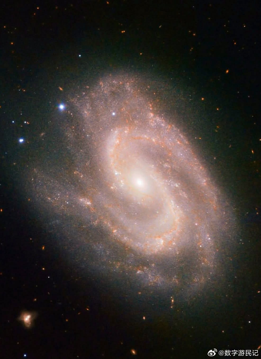 NGC 157：运动中的宇宙引擎在鲸鱼座遥远的彼方，约7200万光年之外，中间螺