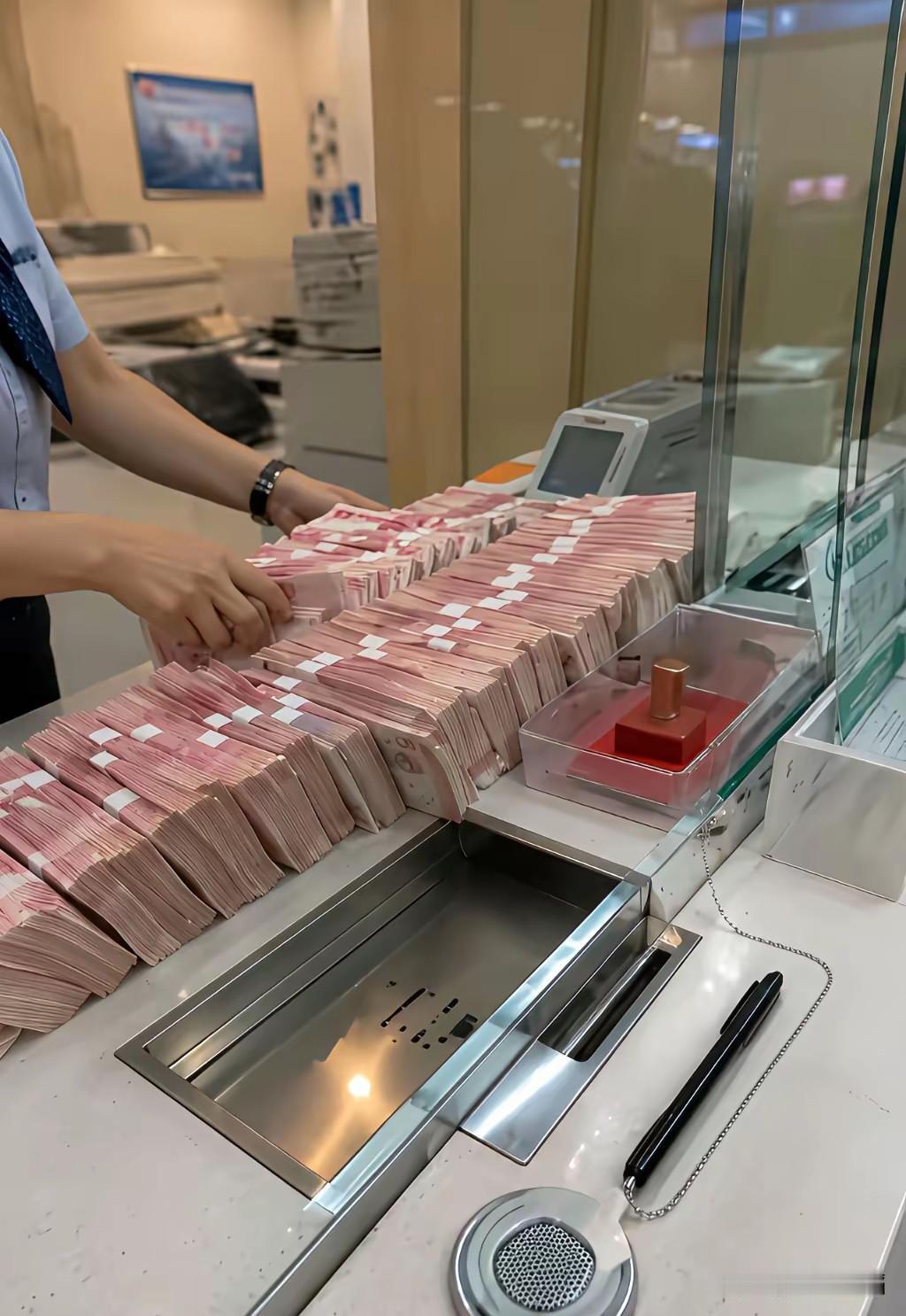 把50多平的楼梯房卖了，钱都存进银行了！现在的房价就像大白菜，假如前几年卖就好了