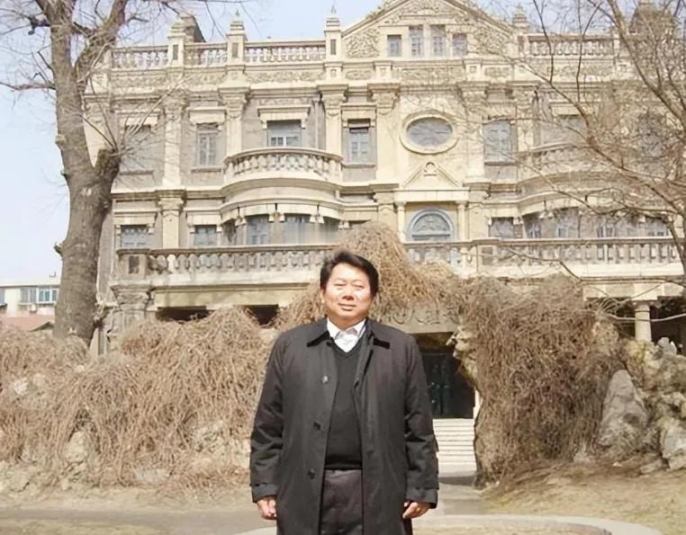 他从小在台湾长大，从没在这张家祖宅座宅院里生活过，可看着眼前的一切，听着那些熟悉