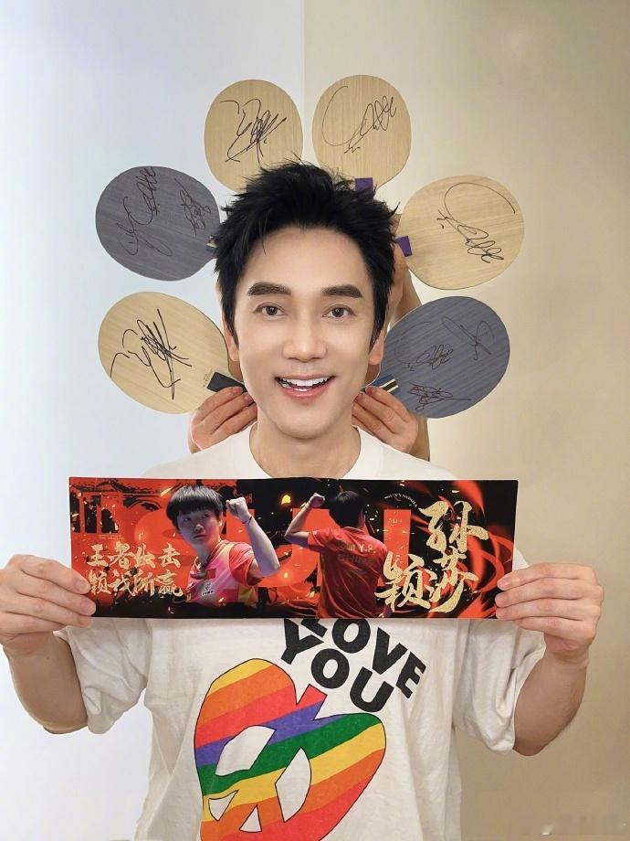 #林依轮 我是来秀中国队亲签周边的# 林依轮自豪秀出中国队亲签周边，心系巴黎乒乓