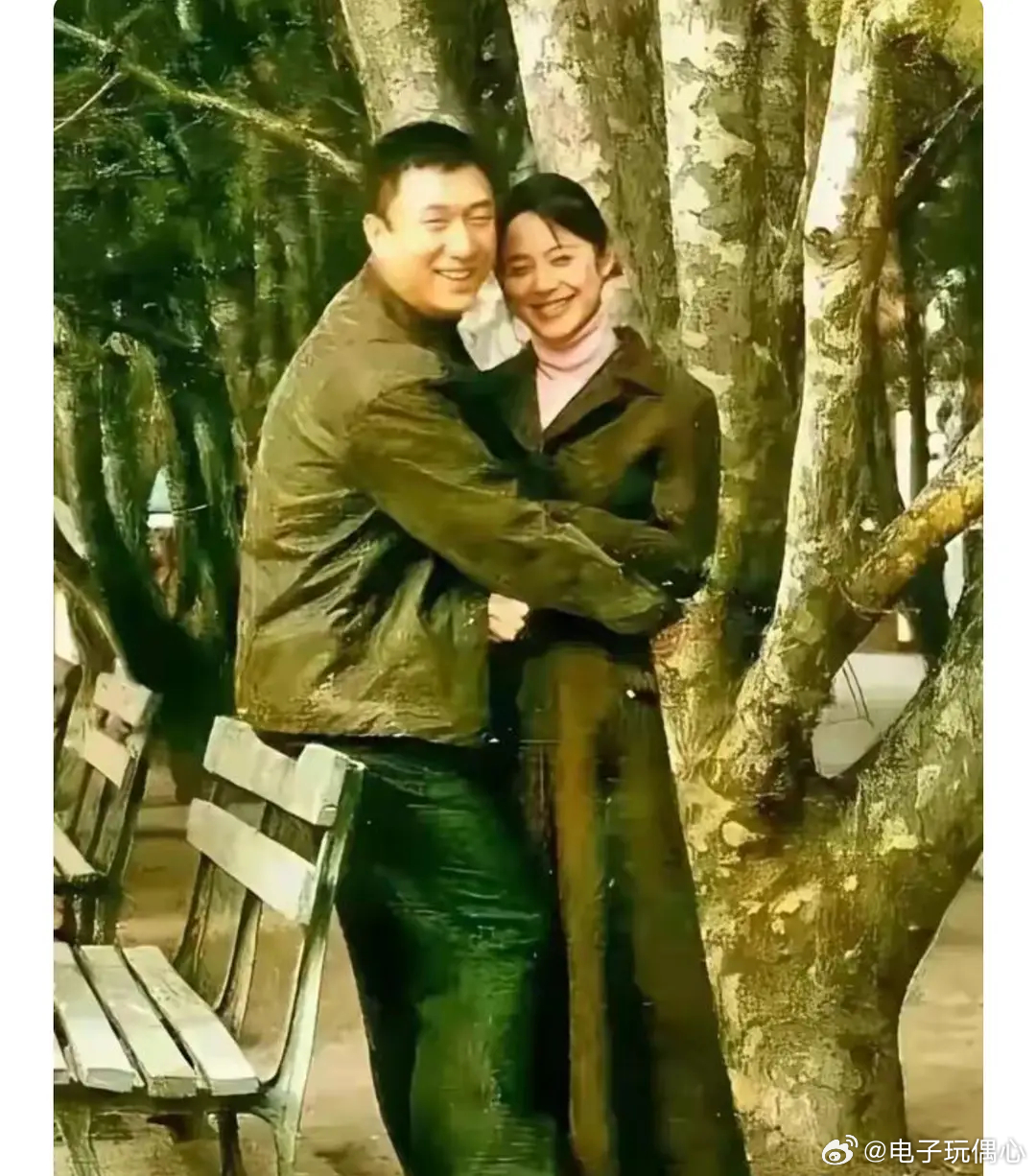 翻到这张老照片直接看懵了！孙红雷当年搂着的美女居然是她！ 