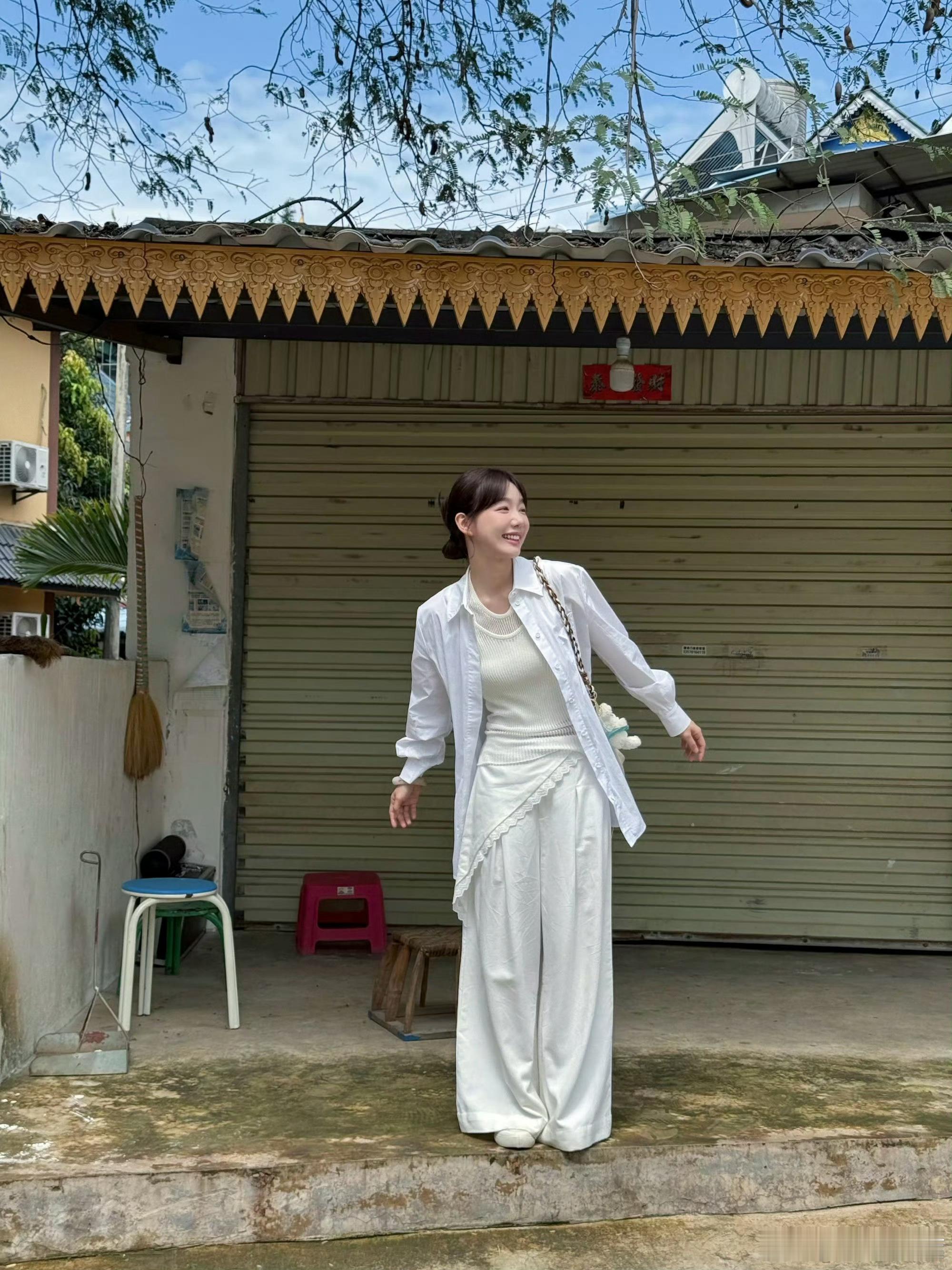 徐梦洁穿着白色入镜徐梦洁片场live图 宛若清冷明媚白月光啊 