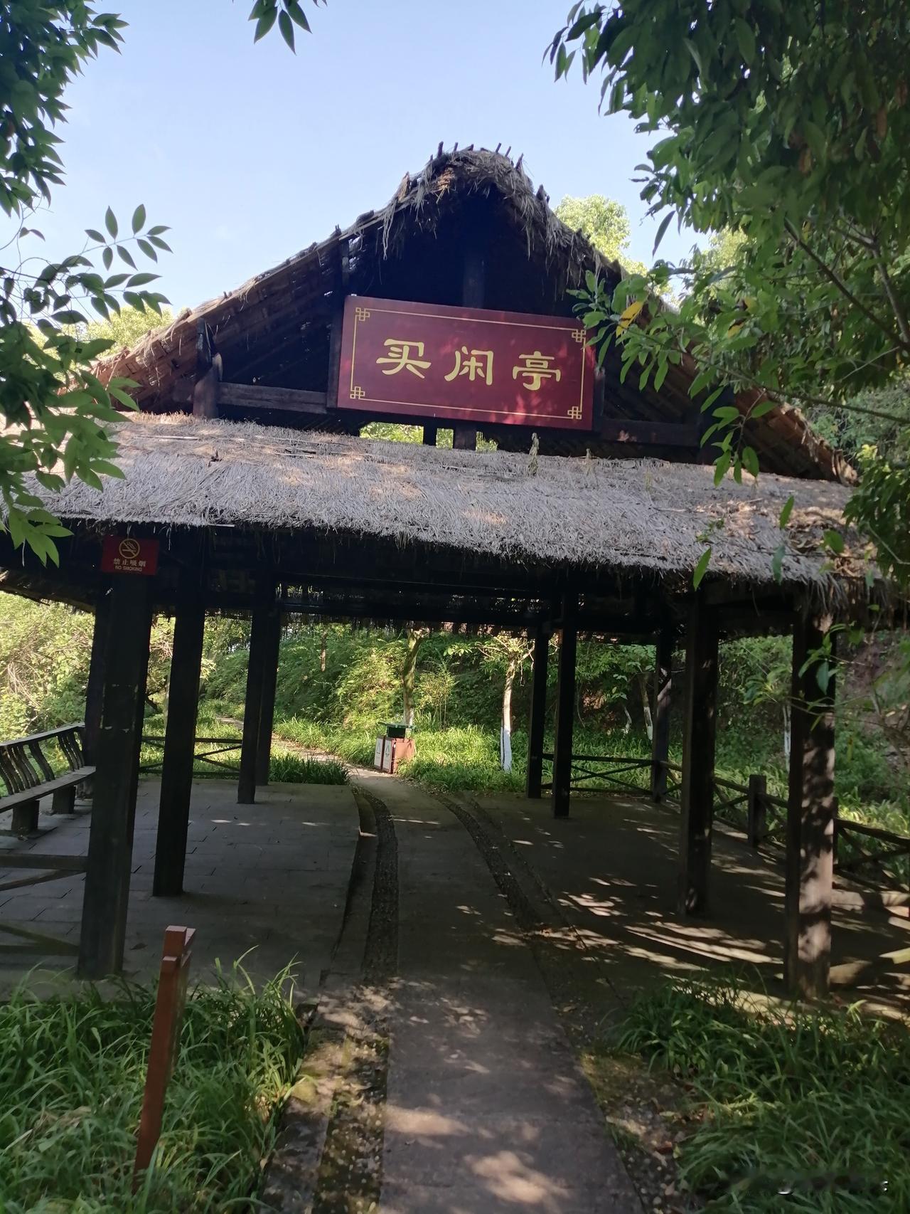 问：65岁，退休后老伴变了一个人，处处挑刺控制，急了还动手，日子快熬不下去了，该