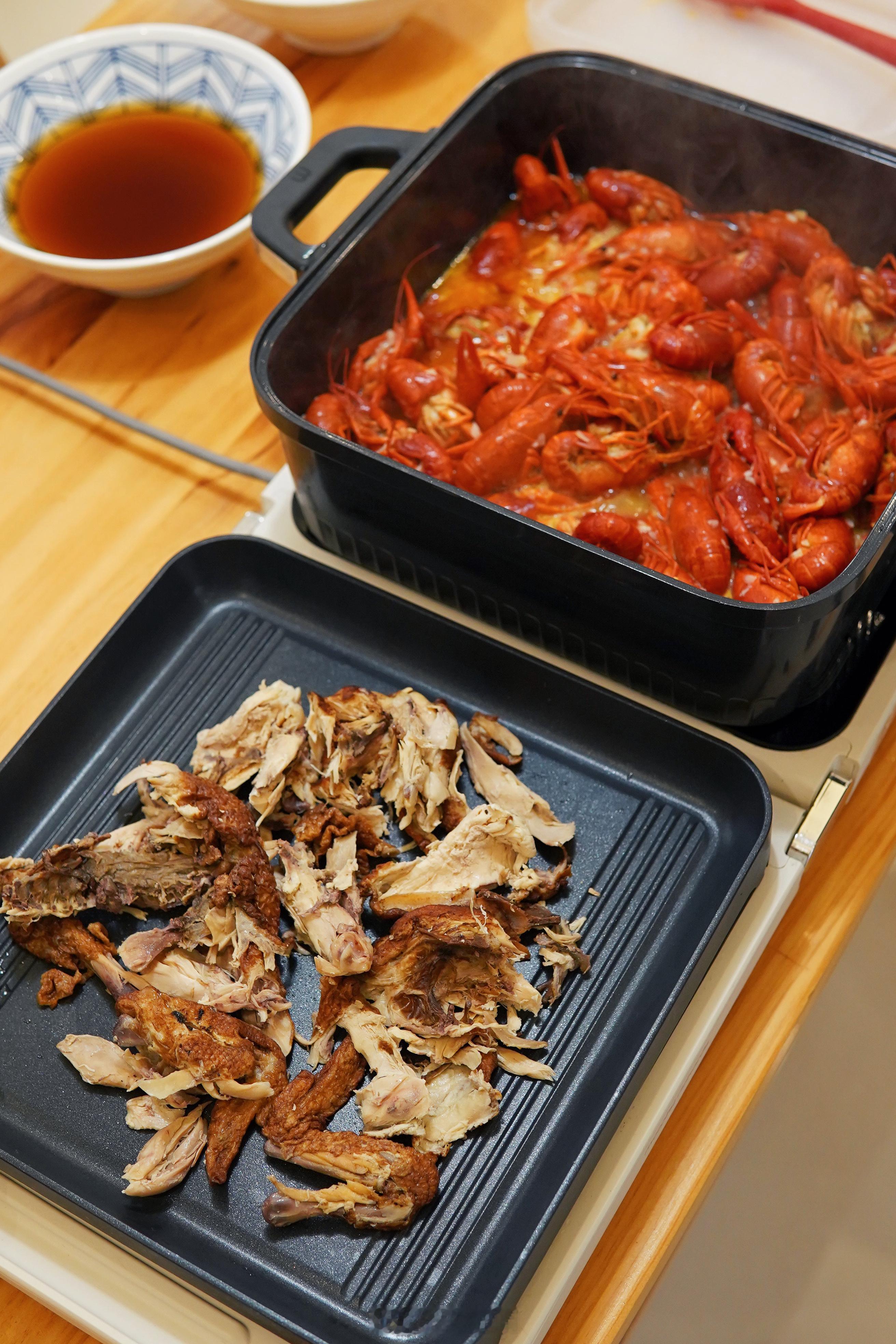 放假得有放假的样子晚餐吃蒜香小龙虾和烤鸡，锅一上桌气氛就到位了！一边炖一边烤，咕