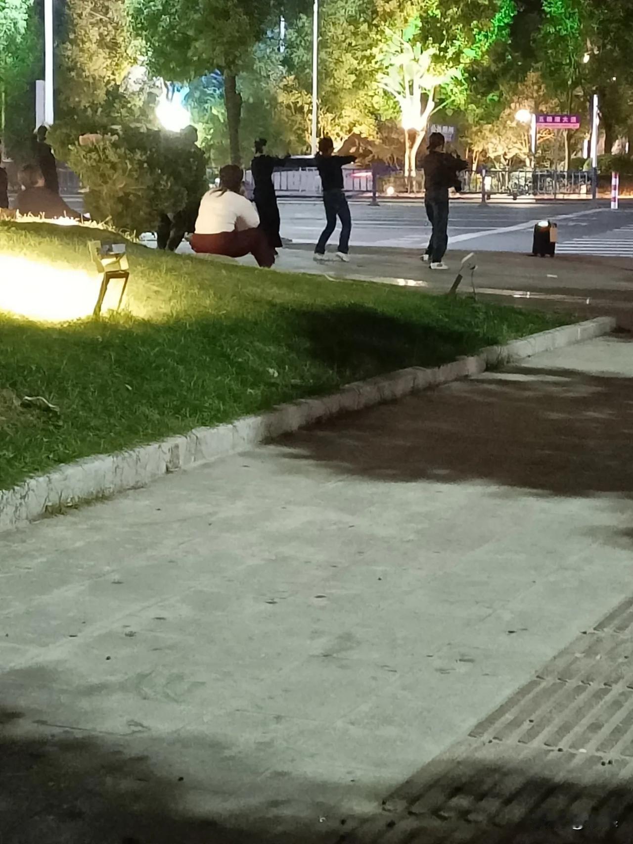 不明白，跳广场舞的为啥非得在马路边跳？
刚才吃过晚饭去小区外面走了一圈，走到前门