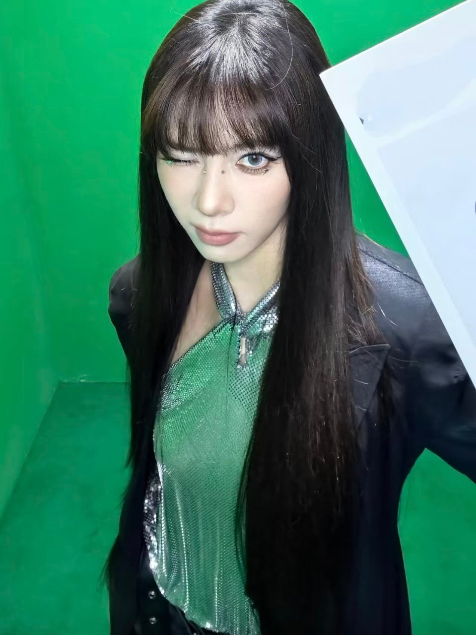 宋妍霏褶皱皮裤宋妍霏暗黑先锋穿搭CC一如既往地会穿！ 