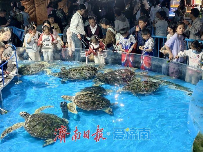 “五一”假期，不少家庭选择走进科普场馆，开启一场寓教于乐的近郊游。互动体验区内，