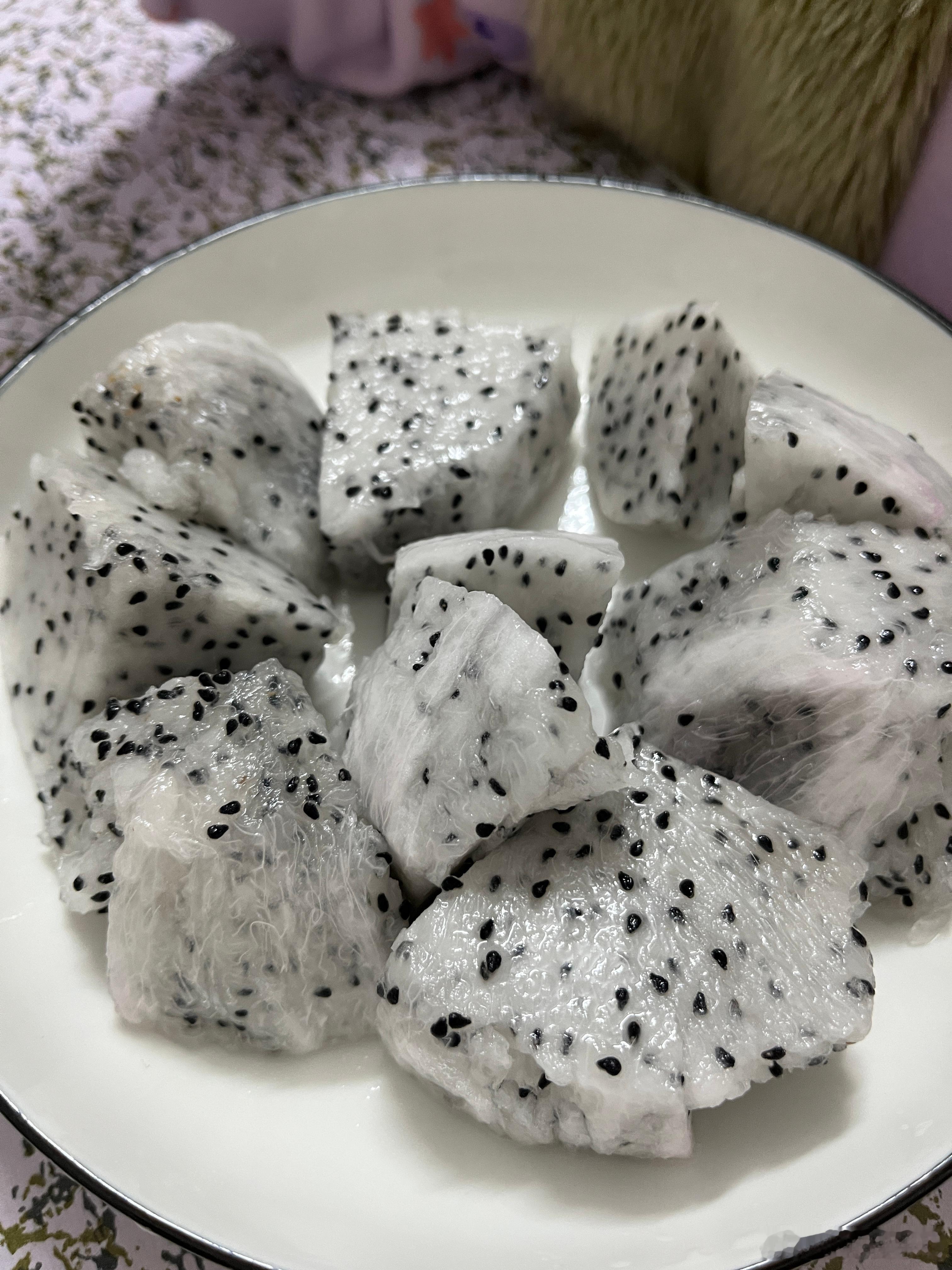 给娃煮了面吃，天冷，没去公园。她吃面，我炒牛肉，这次做的比上次好吃，上次的太干，