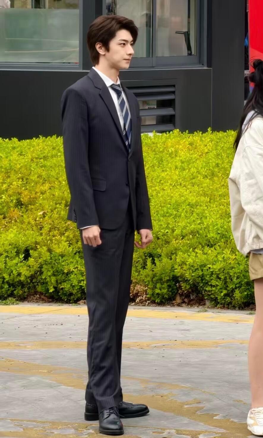 关晓彤终于遇到了有身高差的男主好像新一和小兰，这俩人的比例真绝了，完全是动漫走进